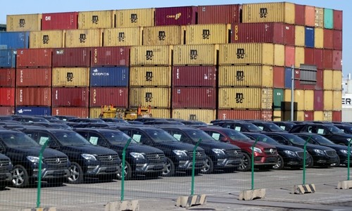 Xe Link Vào Nhà Cái KL99 COM Tặng +199k tại một cảng biển của Trung Quốc. Ảnh: Reuters.