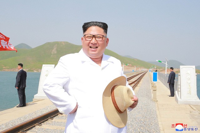 Ông Kim Jong-un thị sát cây cầu 99Kl.app khuyến mãi hot mới hoàn thành của Triều Tiên trong tháng 5 (Ảnh: KCNA).