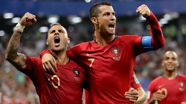 Những bàn thắng của các cầu thủ kỳ cựu là Ronaldo và Quaresma đã đưa Bồ Đào Nha vào vòng loại trực tiếp. Ảnh: FIFA.
