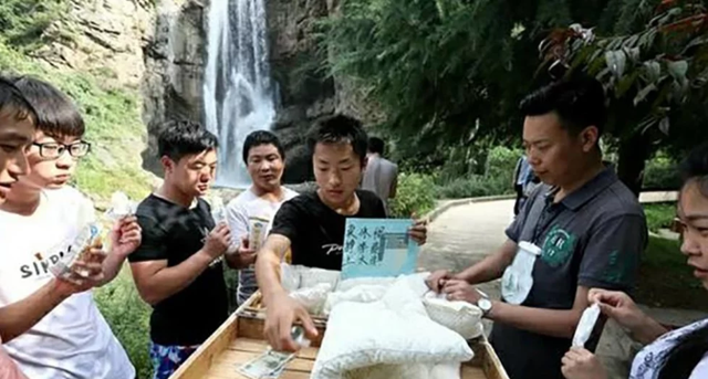 Zhao bán được hơn 100 cây kem mỗi ngày và thu Kl99 nổ hũ hơn 100 Nhân dân tệ. (Nguồn: SCMP).