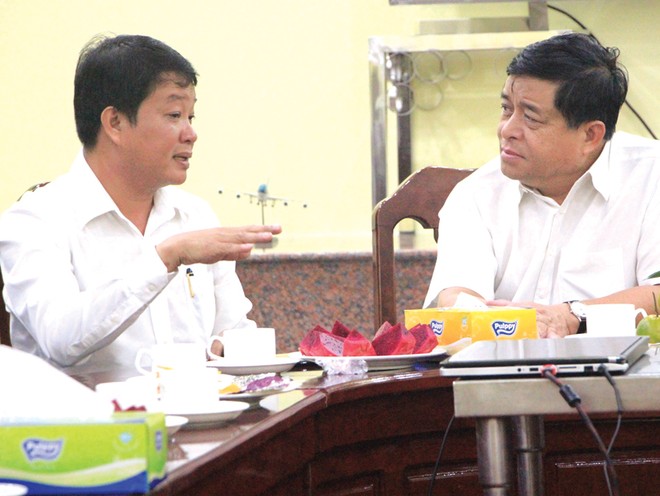 Bộ trưởng Bộ Kế hoạch và Kl99ok phiên bản mới Nguyễn Chí Dũng (bên phải) trao đổi với đại diện Công ty Cát Tường.