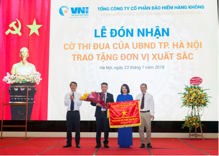 Kl99kl phiên bản hoạt động Hàng không (VNI) đón nhận cờ thi đua của UBND TP Hà Nội trao tặng.
