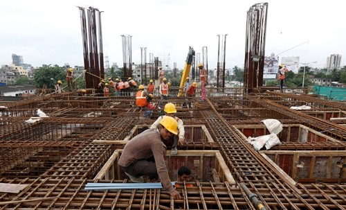 Công nhân làm việc tại một dự án 99Kl.app khuyến mãi hot ở Ấn Độ. Ảnh: Reuters.