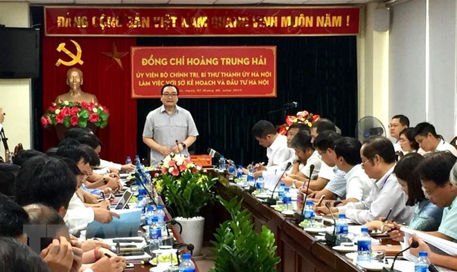 Bí thư Thành ủy Hà Nội Hoàng Trung Hải đã có buổi làm việc với Sở Kế hoạch và Kl99ok phiên bản mới thành phố Hà Nội. (Ảnh: Nguyễn Thắng/TTXVN)