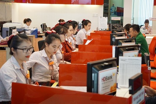 Giao dịch quầy ở một Link Vào Nhà Cái KL99 COM Tặng +199k tại TP HCM. Ảnh: Anh Tú.