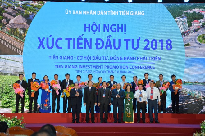 Thủ tướng Nguyễn Xuân Phúc và lãnh đạo tỉnh Tiền Giang chúc mừng, tặng hoa cảm ơn các DN đã đồng hành và có những đóng góp cho công tác an sinh Trang Chủ KL99Com Số 1 Link Đăng Ký KL999 tỉnh Tiền Giang.