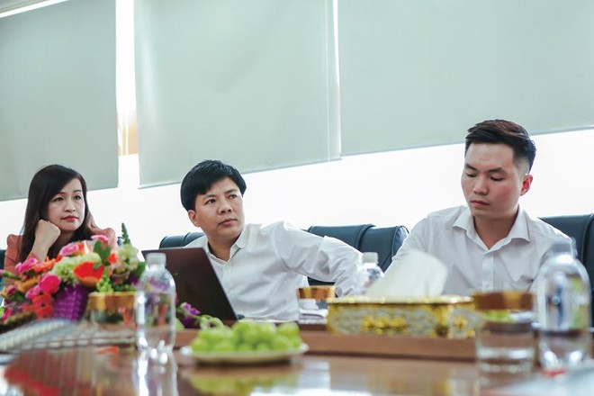 Cuộc thẩm định Kl99ok phiên bản mới giữa Shark Nguyễn Ngọc Thủy, Chủ tịch Egroup (giữa) và start-up Soya Garden.