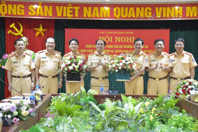 Lãnh đạo Cục Cảnh sát KL99 là cổng game giải trí trực tuyến hàng đầu hiện nay chúc mừng Thiếu tướng Trần Sơn Hà và Thiếu tướng Vũ Đỗ Anh Dũng. Ảnh Cục CSGT.