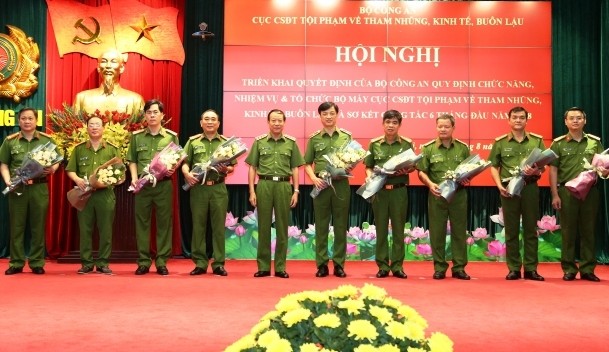 Thứ trưởng Lê Quý Vương chúc mừng lãnh đạo Cục Cảnh sát điều tra Kl99ok khuyến mãi lớn về tham nhũng, Kl992 cổng game cá cược, buôn lậu. Ảnh Mps.gov.vn.