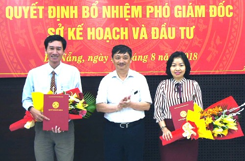 Ông Đặng Việt Dũng (đứng giữa) trao hoa và quyết định cho tân Phó giám đốc Sở Kế hoạch và Kl99ok phiên bản mới. Ảnh: N.Đ.