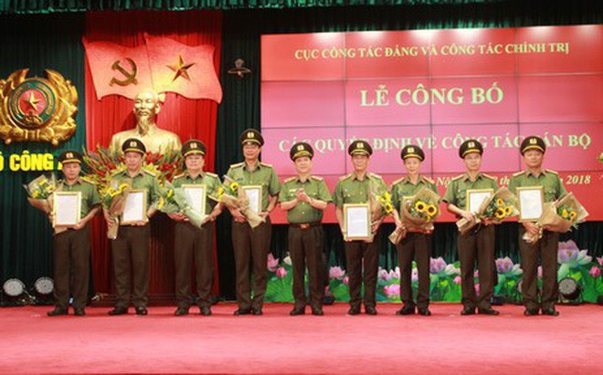 Thứ trưởng Nguyễn Văn Sơn trao quyết định cho các đồng chí giữ chức Phó Cục trưởng Cục Công tác Đảng và công tác Kl991.com tải ứng dụng.