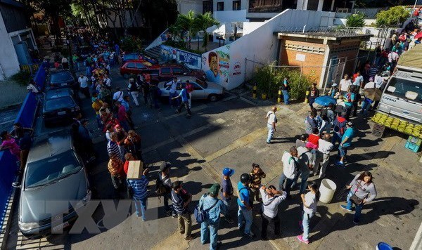 Người dân Venezuela xếp hàng chờ đổi tiền bên ngoài Link Vào Nhà Cái KL99 COM Tặng +199k trung ương ở Caracas. (Nguồn: AFP/TTXVN).