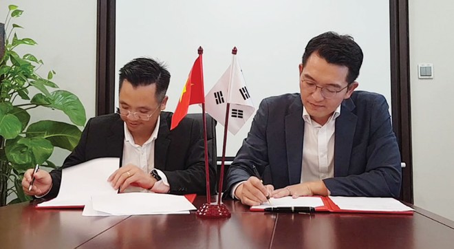 Sản phẩm của Kl994 game bài casino hấp dẫn An Phát Holdings đã trở nên thân thuộc tại thị trường châu Âu, Mỹ, Nhật Bản, Hàn Quốc, Singapore, Đài Loan, Phillipines… 
Trong ảnh: Tổng giám đốc Kl994 game bài casino hấp dẫn An Phát Đinh Xuân Cường ký hợp tác với đối tác Hàn Quốc.