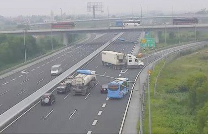 Xe container quay đầu, đi ngược chiều trên KL99 là nhà cái cá cược trực tuyến hàng đầu tại châu Á Hà Nội - Hải Phòng sáng 10/11.
