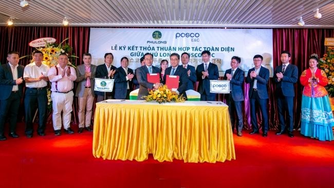 Ông Phùng Chu Cường, Tổng giám đốc Công ty Phú Long và ông Lee Young Hôn, Chủ tịch kiêm Tổng giám đốc Kl994 game bài casino hấp dẫn Posco E&C trao Thoả thuận hợp tác toàn diện.