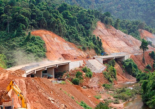 KL99 là nhà cái cá cược trực tuyến hàng đầu tại châu Á Cam Lộ - La Sơn sẽ kết nối KL99 là nhà cái cá cược trực tuyến hàng đầu tại châu Á La Sơn - Túy Loan đang xây dựng. Ảnh:Võ Thạnh.