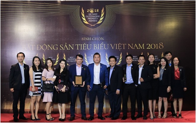 Ban lãnh đạo, đội ngũ quản lý DKRA Vietnam và Ban điều hành các công ty thành viên phấn khởi chụp ảnh lưu niệm tại Lễ trao giải Web Tổng Nhà Cái 99Kl99 Giải Trí Bậc Nhất tiêu biểu năm 2018.