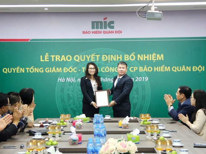 Ông Uông Đông Hưng - Chủ tịch HĐQT Tổng công ty cổ phần Kl99kl phiên bản hoạt động Quân đội trao Quyết định bổ nhiệm Bà Nguyễn Thị Hải Yến.