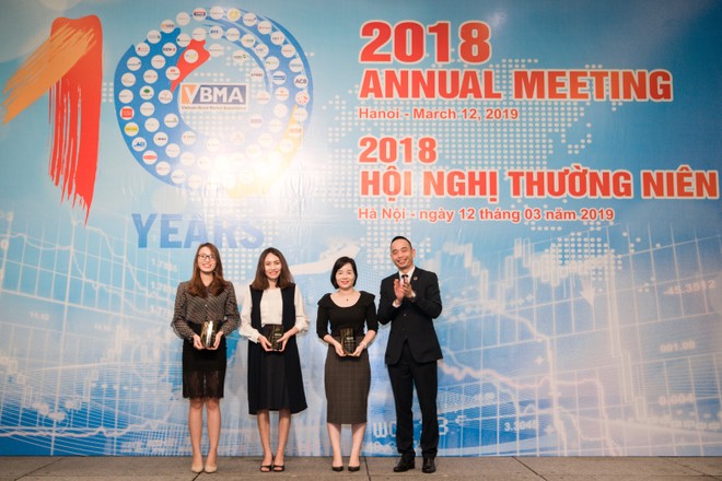 Đại diện MSB, bà Hồ Thị Quỳnh Hương - Giám đốc quản lý giao dịch Kl99kl Hoàn Trả Vô Tận Kl993 ưu đãi thưởng hấp dẫn (thứ 2 từ trái sang) nhận giải thưởng từ VBMA.