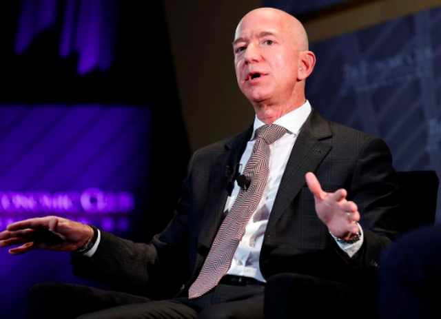 Tỷ phú Jeff Bezos, Giám đốc điều hành Kl994 game bài casino hấp dẫn bán lẻ Amazon.