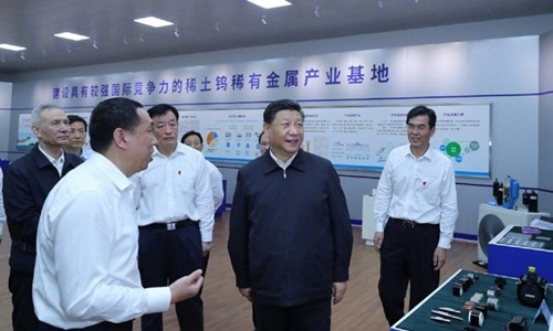 Ông Tập Cận Bình (giữa, áo sẫm màu) thăm Kl991.com World Cup 2026 Chính Thức đất hiếm ở Giang Tây, Trung Quốc ngày 20/5. Ảnh: Xinhua.