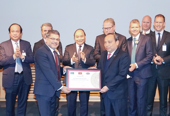 Thủ tướng Nguyễn Xuân Phúc chứng kiến Lễ trao biểu trưng cam kết Kl99ok phiên bản mới của AstraZeneca tại Việt Nam (ảnh Nguyễn Hiếu)