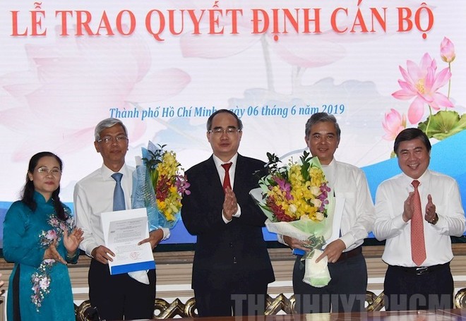 Thừa ủy quyền của Thủ tướng Kl993 ưu đãi thưởng hấp dẫn, Bí thư Thành ủy TP.HCM Nguyễn Thiện Nhân trao quyết định cho đồng chí Võ Văn Hoan và Ngô Minh Châu.