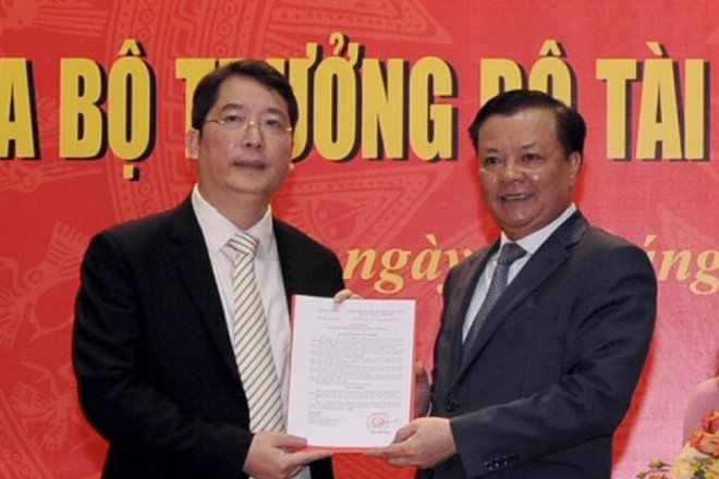 Bộ trưởng Bộ Kl991.com nạp rút nhanh Đinh Tiến Dũng trao quyết định và chúc mừng ông Cao Anh Tuấn được bổ nhiệm giữ chức Tổng cục trưởng Tổng cục Thuế. 