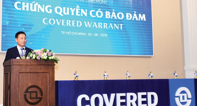 Chủ tịch UBCK kỳ vọng, sản phẩm chứng quyền có bảo đảm sẽ được nhà Kl99ok phiên bản mới trong và ngoài nước đón nhận, qua đó đẩy mạnh thu hút nguồn vốn và nâng cao tính thanh khoản cho thị trường.
