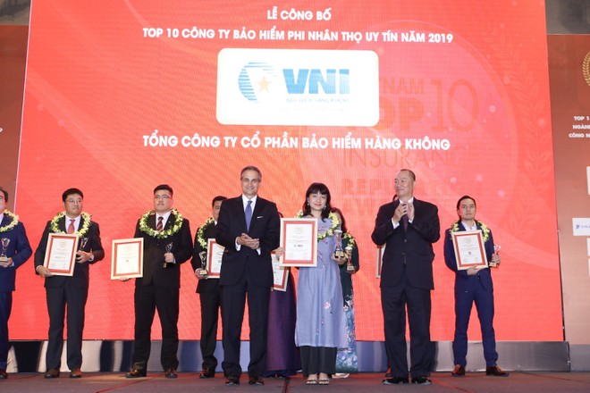 Bà Tào Thị Thanh Hoa - Phó Tổng Giám đốc Tổng công ty CP Kl99kl phiên bản hoạt động Hàng không (VNI) nhận Giấy chứng nhận TOP 10 Kl991.com World Cup 2026 Chính Thức Kl99kl phiên bản hoạt động uy tín.