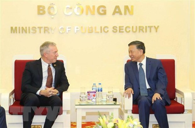 Đại tướng Tô Lâm, Bộ trưởng Bộ Công an tiếp ngài Ted Osius, Phó Chủ tịch Chính sách công và Quan hệ Kl993 ưu đãi thưởng hấp dẫn của Google tại châu Á-Thái Bình Dương. (Ảnh: Doãn Tấn/TTXVN).
