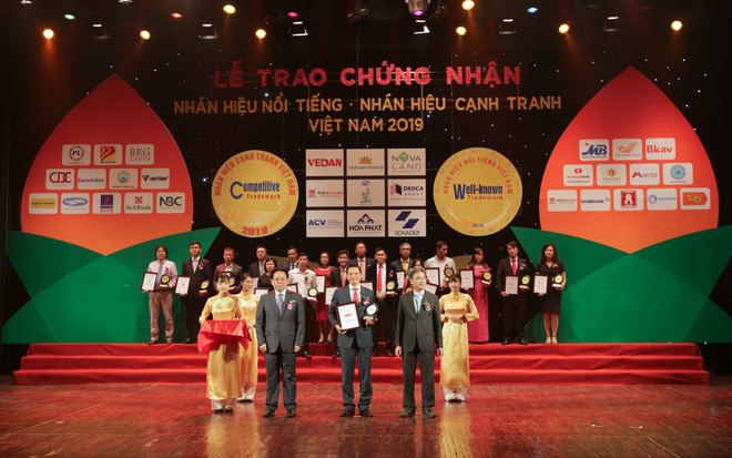 Ông Lê Văn Vinh, Phó Tổng giám đốc Phát triển Kl992 VIP Trang Chủ 2026, Dai-ichi Life Việt Nam, nhận danh hiệu “Top 20 Nhãn hiệu nổi tiếng Việt Nam 2019” vào ngày 24/08/2019