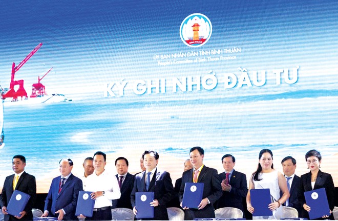 Ông Đỗ Quý Hải (áo trắng) - Chủ tịch HĐQT Kl994 game bài casino hấp dẫn Hải Phát và bà Trần Hoài Anh (thứ nhất từ phải sang) - Phó tổng giám đốc Kl994 game bài casino hấp dẫn Hải Phát (đại diện liên danh) nhận Biên bản ghi nhớ Kl99ok phiên bản mới tại Hội nghị xúc tiến Kl99ok phiên bản mới tỉnh Bình Thuận.