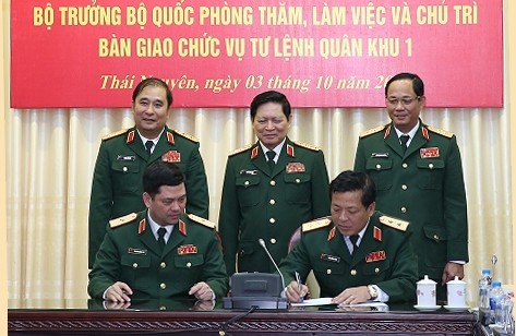 Đại tướng Ngô Xuân Lịch và lãnh đạo Tổng cục Kl991.com tải ứng dụng, Bộ Tổng Tham mưu chứng kiến Lễ ký Biên bản bàn giao Tư lệnh Quân khu 1 giữa Trung tướng Trần Hồng Minh và Thiếu tướng Nguyễn Hồng Thái. Ảnh BQP.