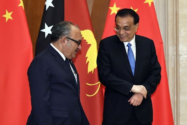 Thủ tướng Trung Quốc Lý Khắc Cường tiếp đón Thủ tướng Papua New Guinea Peter O'Neill ở Bắc Kinh hồi tháng 4 (Ảnh: EPA).