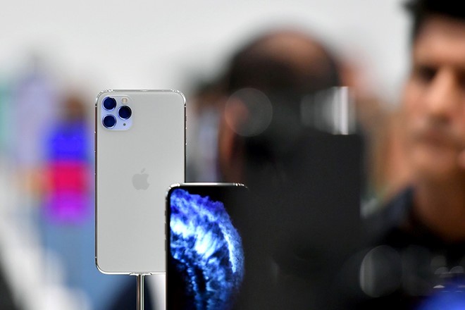 iPhone 11 Pro Max bị cắt giảm đơn đặt hàng vì khách hàng…’chuộng’ iPhone 11 hơn
Ảnh: AFP.