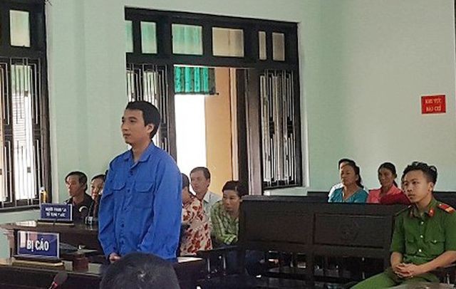 Phong khi còn là công chức Kl991.com nạp rút nhanh kế toán của UBND xã Vinh Thanh lợi dụng nhiệm vụ đã gần 200 lần chiếm tiền của người dân.