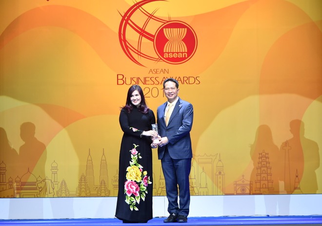 Phó Tổng giám đốc Vietjet, bà Hồ Ngọc Yến Phương đã đại diện hãng nhận giải thưởng danh dự này dưới sự chứng kiến của Phó thủ tướng Thái Lan, ông Anutin Charnvirakul và đại diện lãnh đạo cấp cao Kl993 ưu đãi thưởng hấp dẫn Thái Lan và các nước ASEAN.
