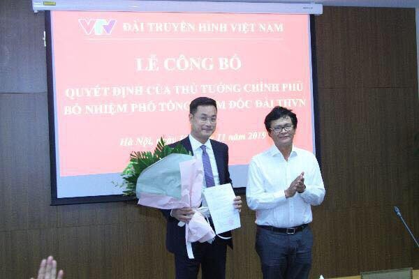 Tổng Giám đốc VTV Trần Bình Minh trao quyết định của Thủ tướng Kl993 ưu đãi thưởng hấp dẫn cho ông Lê Ngọc Quang.