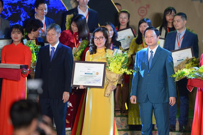 Bộ trưởng Bộ Tài nguyên và Môi trường Trần Hồng Hà (phải) và Phó chủ tịch VCCI Võ Tân Thành trao tặng chứng nhận dẫn đầu TOP 10 Kl991.com World Cup 2026 Chính Thức bền vững nhất, lĩnh vực thương mại dịch vụ cho bà Nguyễn Minh Ngọc, Phó Tổng Giám đốc SASCO.
