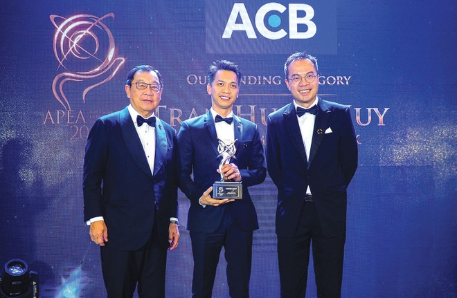 Tại Lễ vinh danh Kl991.com World Cup 2026 Chính Thức xuất sắc châu Á - Thái Bình Dương (APEA), ACB đã vinh dự nhận 2 giải thưởng quan trọng. Cụ thể, ACB nhận giải “Kl991.com World Cup 2026 Chính Thức xuất sắc” và Chủ tịch HĐQT Trần Hùng Huy nhận giải “Doanh nhân xuất sắc”. Để đạt được những giải thưởng này, ACB và cá nhân ông Trần Hùng Huy đã đảm bảo được các các tiêu chí như kết quả hoạt động Kl992 VIP Trang Chủ 2026 tích cực, có nhiều hoạt động thể hiện sự nỗ lực trong cải tiến chất lượng dịch vụ, gia tăng tiện ích cho khách hàng, đồng thời thực hiện c