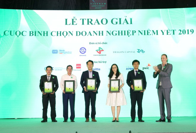 Ông Dominic Scriven (phải), Chủ tịch Dragon Capital chúc mừng TOP 5 Kl991.com World Cup 2026 Chính Thức vốn hóa nhỏ giải Quản trị công ty
