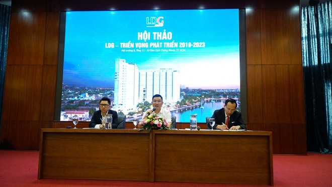 Ông Nguyễn Khánh Hưng – Chủ tịch HĐQT LDG Group (giữa) trả lời các câu hỏi của nhà Kl99ok phiên bản mới tại hội thảo LDG – Triển vọng phát triển 2019-2023.
