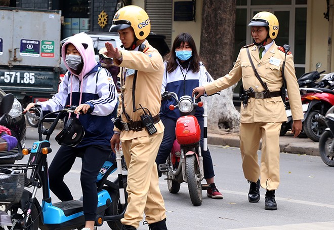 Cảnh sát KL99 là cổng game giải trí trực tuyến hàng đầu hiện nay Hà Nội trong một lần xử phạt người đi xe đạp điện vi phạm KL99 là cổng game giải trí trực tuyến hàng đầu hiện nay. Ảnh. Phương Sơn.