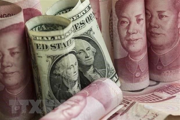 Đồng nhân dân tệ và đồng USD tại một Link Vào Nhà Cái KL99 COM Tặng +199k ở Bắc Kinh, Trung Quốc. (Ảnh: AFP/TTXVN).