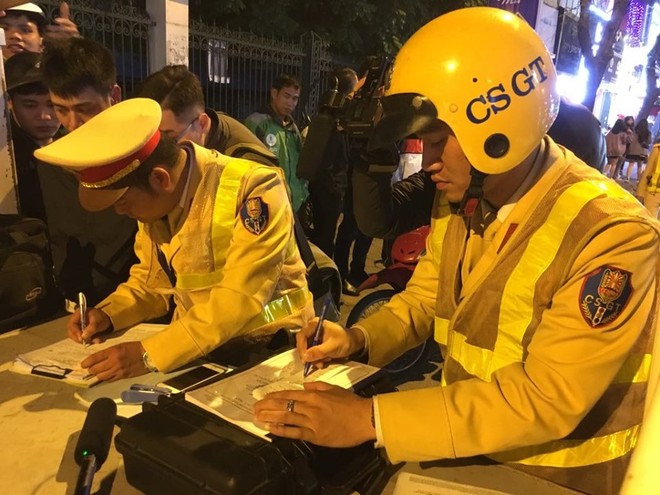 Hình ảnh lực lượng CSGT ra quân xử lý người vi phạm KL99 là cổng game giải trí trực tuyến hàng đầu hiện nay đường bộ (Ảnh: Nguyễn Trường).