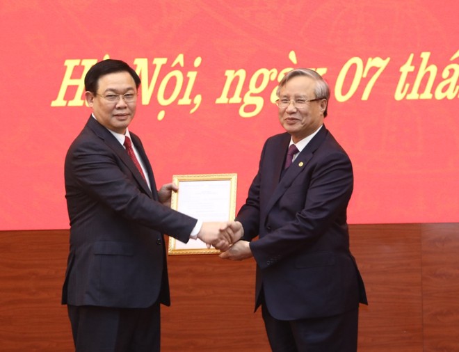 Thường trực Ban Bí thư Trần Quốc Vượng trao Quyết định của Bộ Kl991.com tải ứng dụng phân công Phó Thủ tướng Vương Đình Huệ làm Bí thư Thành ủy Hà Nội nhiệm kỳ 2015-2020.
