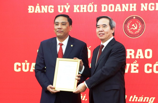 Đồng chí Nguyễn Văn Bình, Ủy viên Bộ Kl991.com tải ứng dụng, Bí thư Trung ương Đảng, Trưởng ban Kl992 cổng game cá cược Trung ương trao quyết định cho đồng chí Hoàng Giang.
