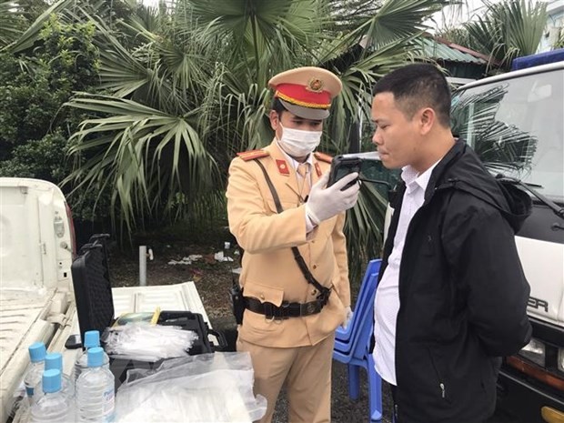 Cảnh sát KL99 là cổng game giải trí trực tuyến hàng đầu hiện nay kiểm tra nồng độ cồn trong khí thở đối với người điều khiển phương tiện. (Ảnh: Doãn Tấn/TTXVN).