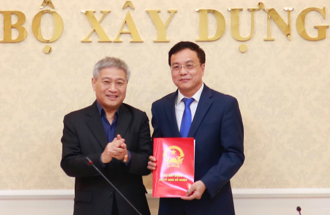 Thứ trưởng Kl99 nổ hũ Bùi Phạm Khánh trao quyết định cho đồng chí Đàm Đức Biên.